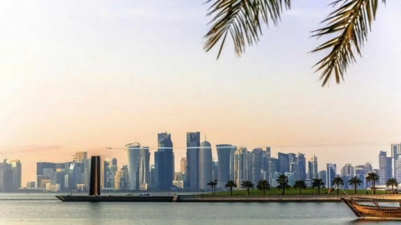 رياح قوية في عرض البحر مع طقس بارد وغائم جزئيا على الساحل